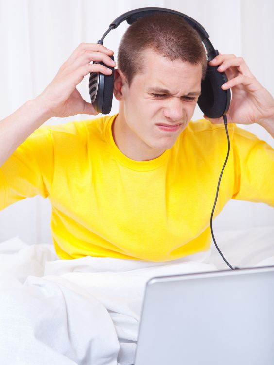 étudiant en tshirt jaune avec casque anti-bruit sur la tête / visondeco